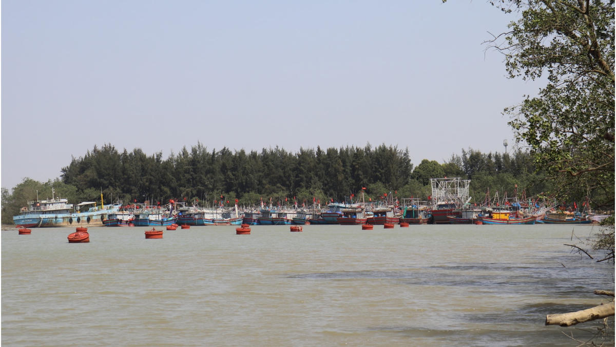 Nhiệm vụ sơ tán người dân trên lồng bè, chòi canh nuôi trồng thuỷ sản đến nơi an toàn trước khi bão về đang được triển khai khẩn trương.