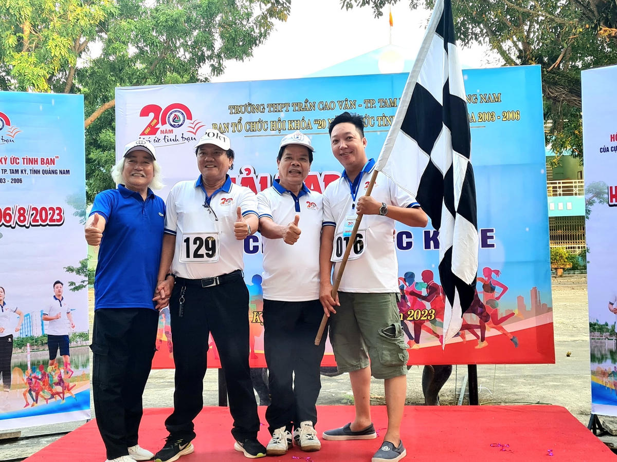 Cựu Hiệu trưởng, giáo viên cùng học sinh chụp ảnh lưu niệm.