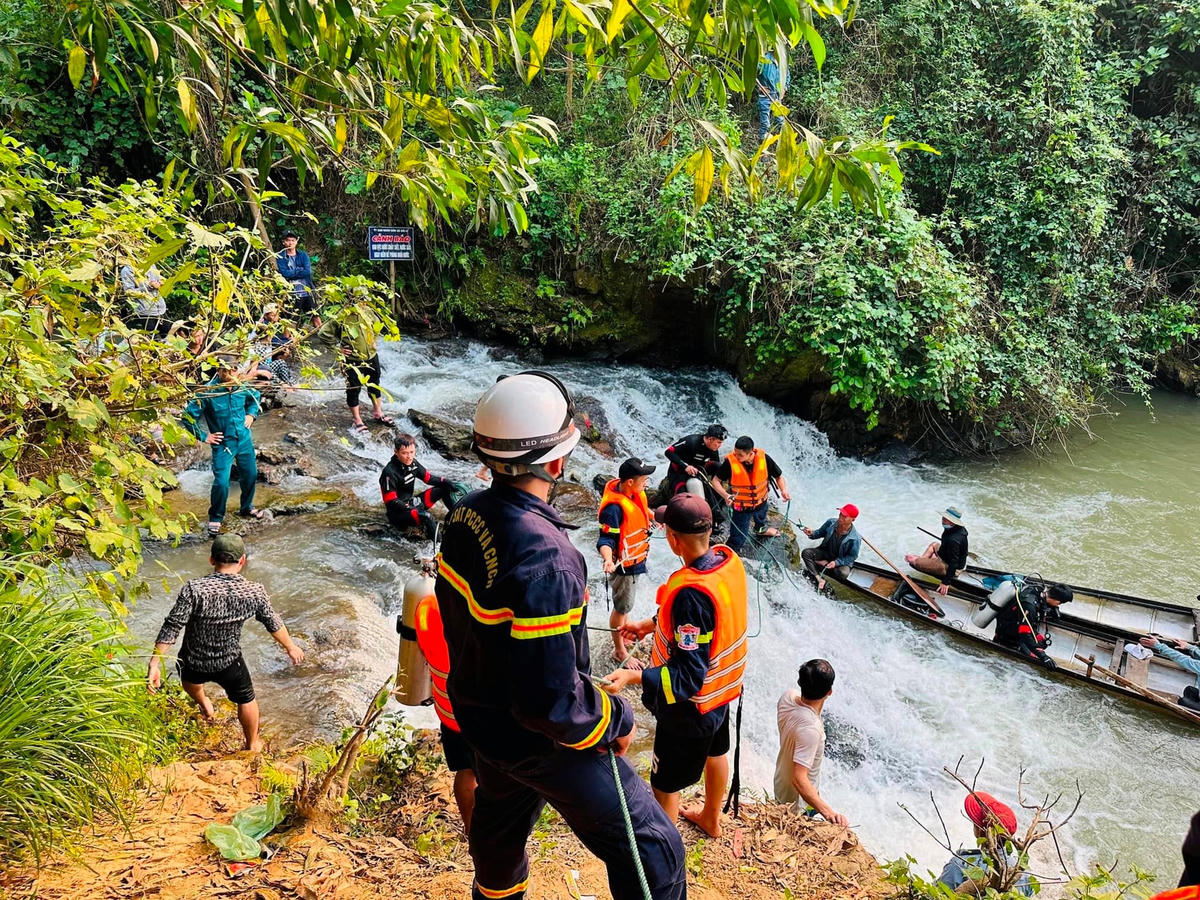 1-nu-sinh-lop-6-duoi-nuoc.jpg