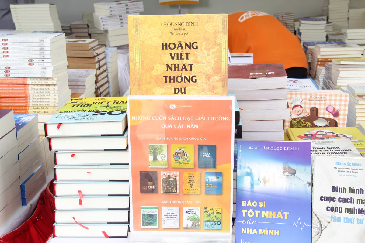 Đến với hội sách độc giả còn được chiêm ngưỡng một số cuốn sách đã đoạt giải tại Lễ trao Giải thưởng Sách Quốc gia lần thứ 5.