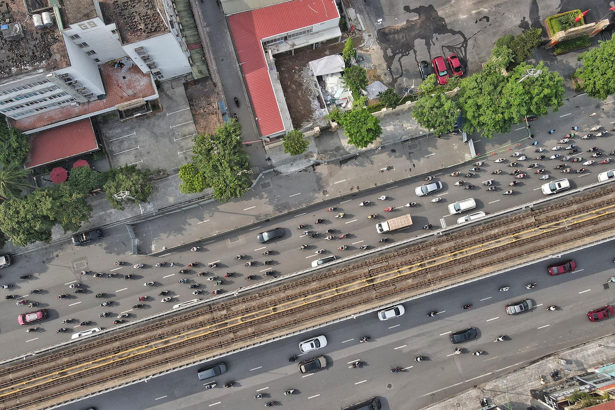 Trong thời gian cấm, các phương tiện có nhu cầu rẽ trái Khuất Duy Tiến đi theo hướng: Vào hầm chui Thanh Xuân, quay đầu tại điểm mở dải phân cách trụ ER12- ER13 tuyến đường sắt trên cao để rẽ phải đi Khuất Duy Tiến. Với các phương tiện có nhu cầu đi Ngã Tư Sở lưu thông theo hướng: Đi qua hầm chui Thanh Xuân để đi Ngã Tư Sở.