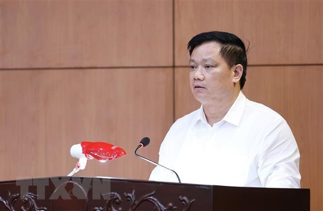Chủ tịch UBND tỉnh Thái Bình Nguyễn Khắc Thận báo cáo tình hình phát triển kinh tế-xã hội, quốc phòng, an ninh và công tác tổ chức xây dựng Đảng. (Ảnh: Dương Giang/TTXVN).