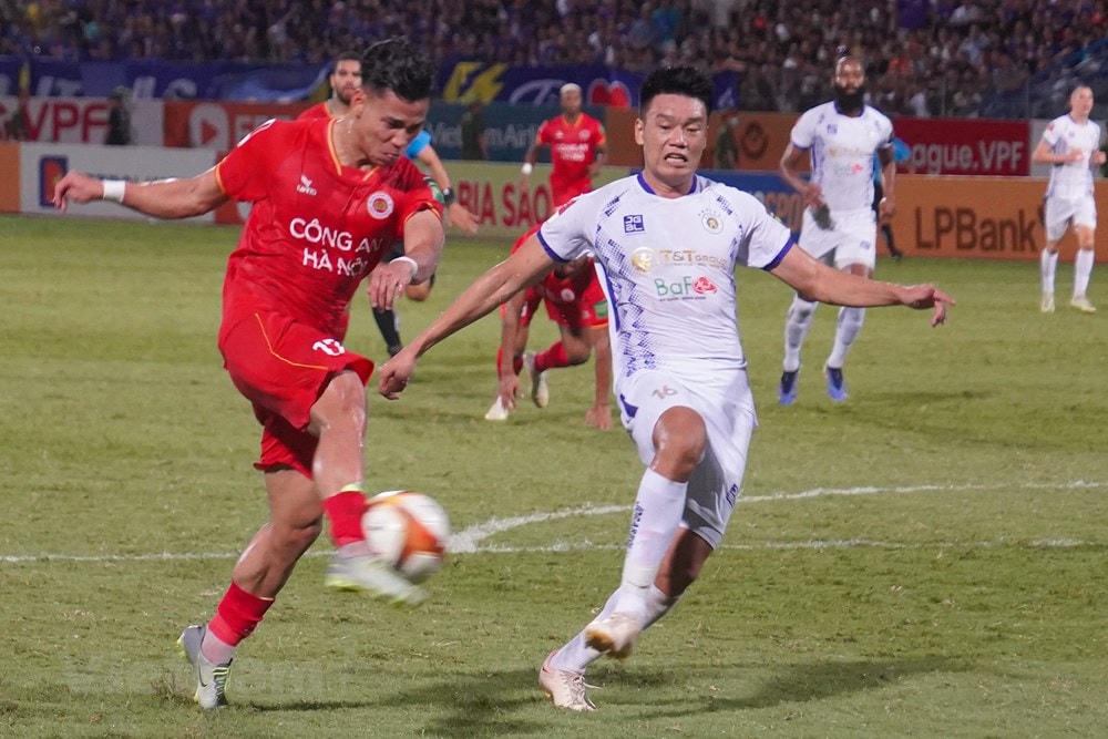 Tình huống dứt điểm cận thành của Văn Thanh nhưng không chiến thắng được thủ môn Bùi Tấn Trường bên phía Câu lạc bộ Hà Nội. (Ảnh: Việt Anh/Vietnam+).