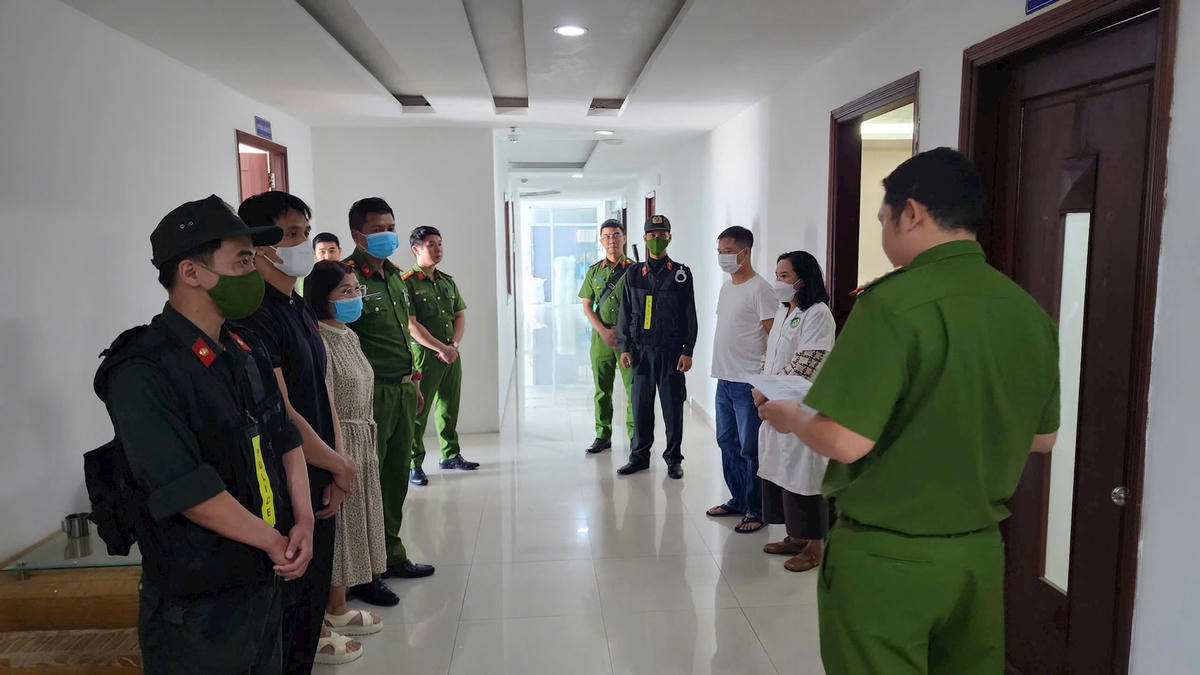 heo đó, để tăng cường công tác quản lý đảm bảo môi trường khám chữa bệnh văn minh, minh bạch, không để xảy ra tình trạng tiêu cực gây ảnh hưởng đến uy tín của ngành Y tế, Sở Y tế yêu cầu các đơn vị nghiêm túc thực hiện một số nội dung như, rà soát, đánh giá, báo cáo thực trạng có hay không tình trạng “cò mồi” KBCB, môi giới bệnh nhân tại đơn vị và khu vực xung quanh đơn vị.