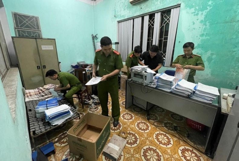 Khám xét nơi làm việc một số người có dấu hiệu nhận hối lộ. Ảnh: Công an cung cấp.