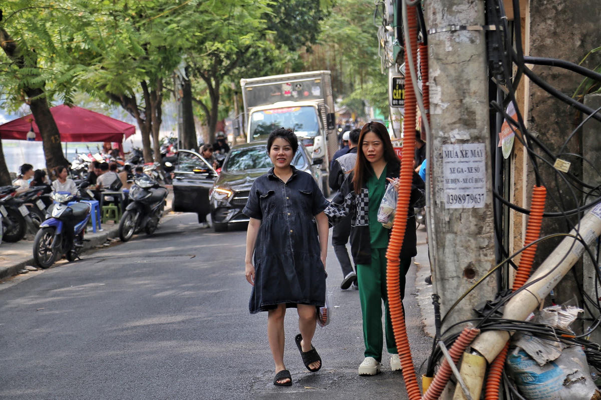 Do vỉa hè bị lấn chiếm, không còn lối đi người phụ nữ đang mang thai liều mình di chuyển dưới lòng đường cùng với ô tô, xe máy.