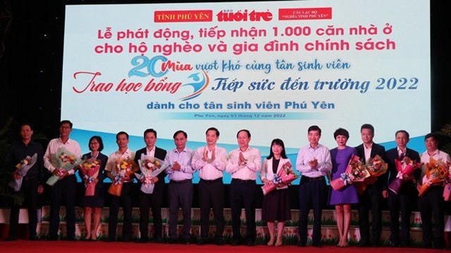 Phó Chủ tịch - Tổng Thư ký Uỷ ban TƯ MTTQ Việt Nam Lê Tiến Châu và ông Nguyễn Thái Học, Phó Trưởng ban Nội chính Trung ương cùng lãnh đạo tỉnh Phú Yên tặng hoa cảm ơn các đơn vị, doanh nghiệp ủng hộ kinh phí xây 1000 căn nhà  Đại đoàn kết cho các hộ nghèo và gia đình chính sách. 