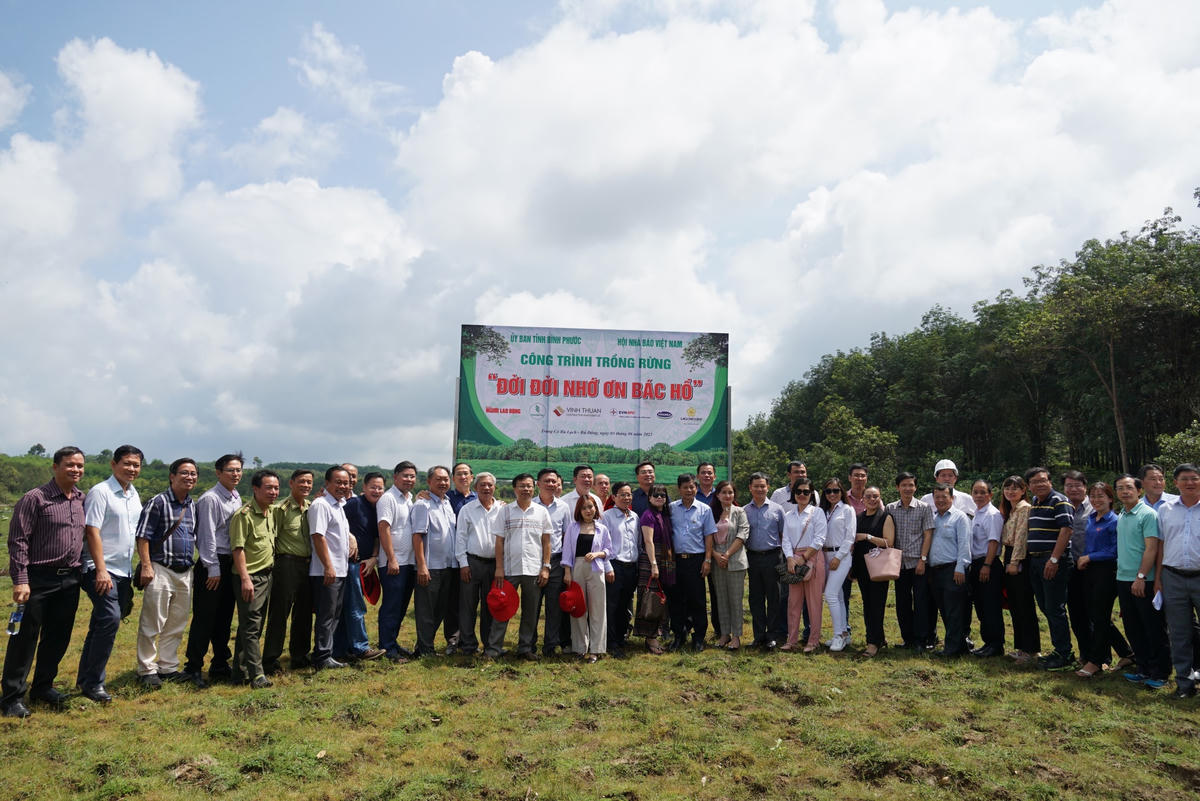 Thành viên đoàn công tác Hội Nhà báo Việt Nam và lãnh đạo, phóng viên các cơ quan báo chí Trung ương, địa phương chụp hình lưu niệm tại địa điểm trồng cây xanh. Ảnh: Mạnh Thìn.