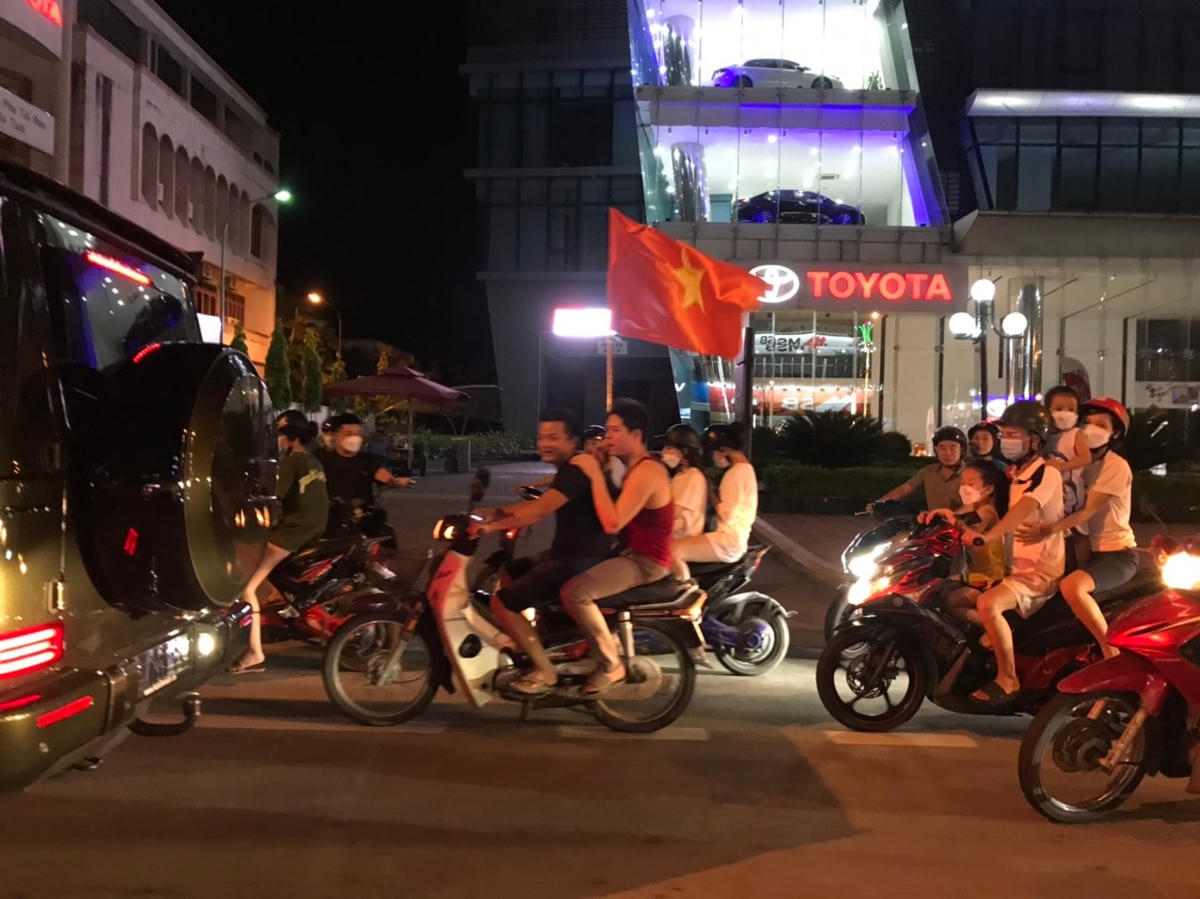 Chỉ ít phút sau khi kết thúc trận chung kết giữa U23 Việt Nam và U23 Thái Lan, hàng nghìn người dân đổ về các tuyến đường trung tâm TP Hà Tĩnh ăn mừng chiến thắng của thầy trò HLV Park Hang Seo.