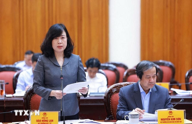 Bộ trưởng Bộ Y tế Đào Hồng Lan báo cáo đề án phát triển ngành y tế. (Ảnh: Dương Giang/TTXVN) ttxvn-thu-tuong-giao-duc-y-te-2.jpg