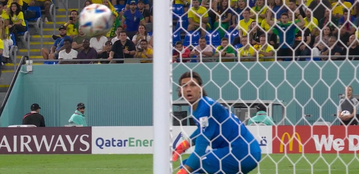 Thủ thành Yann Sommer hay đến mấy cũng phải bó tay với tình huống này.