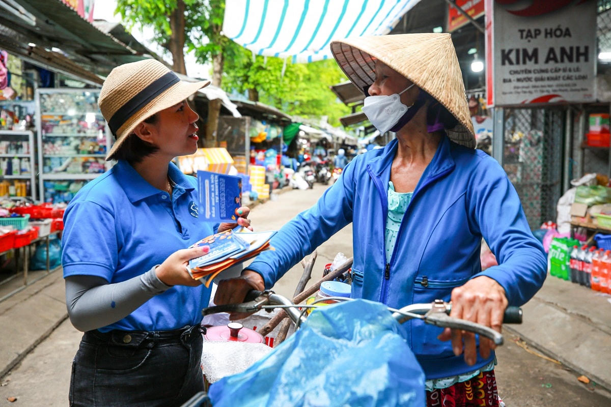 Cán bộ BHXH tỉnh hướng dẫn người dân tham gia các gói bảo hiểm.