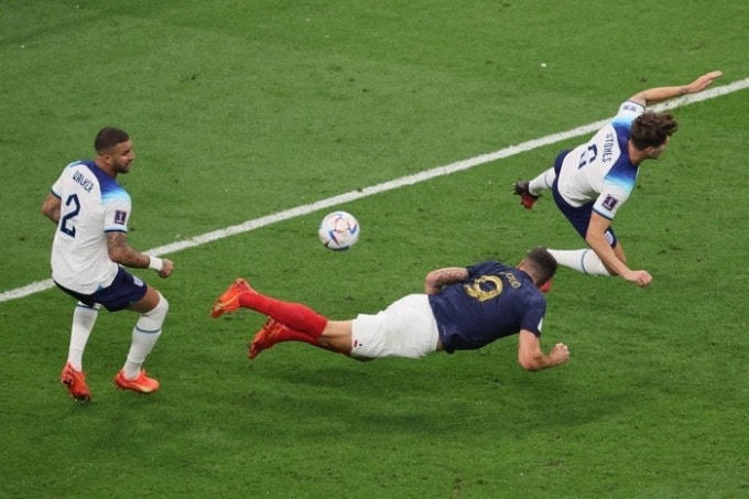 Giroud bay người đánh đầu nhưng không thể ghi bàn.