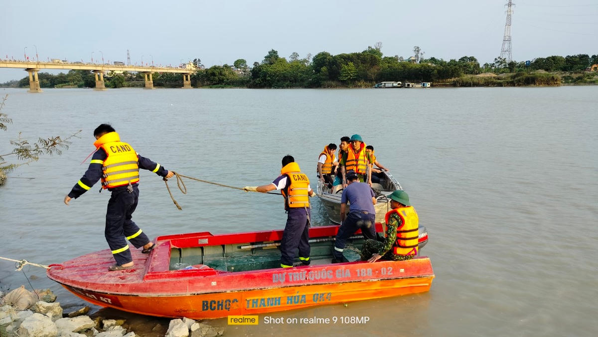 Thi thể nam thanh niên xấu số được đưa lên bờ.