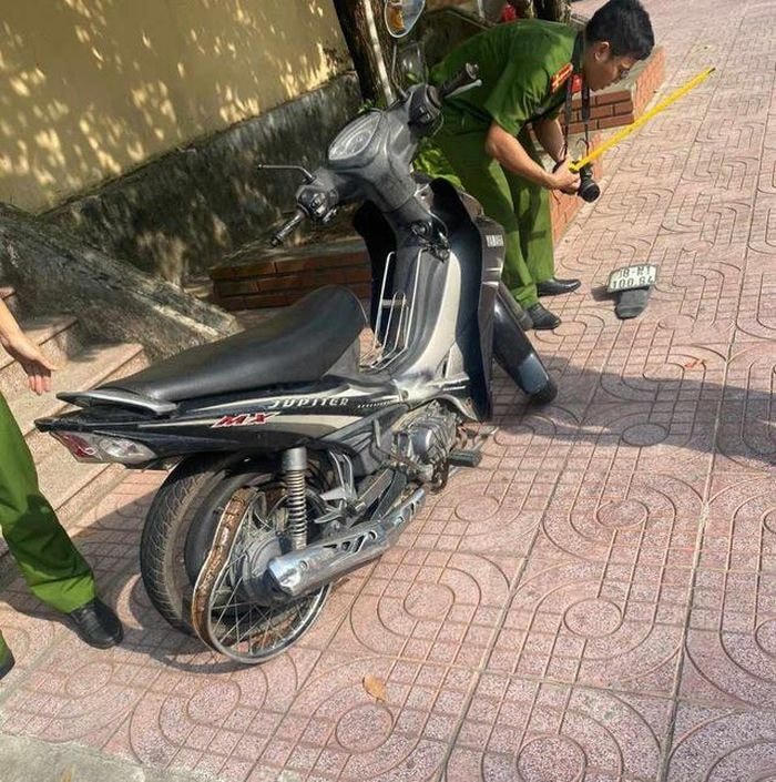 Chiếc xe máy của nạn nhân bị biến dạng sau cú đâm mạnh.