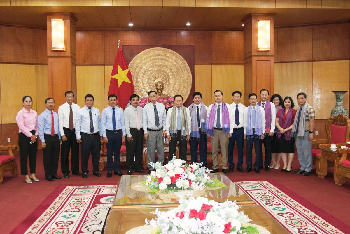 Các đại biểu chụp ảnh lưu niệm tại buổi tiếp.