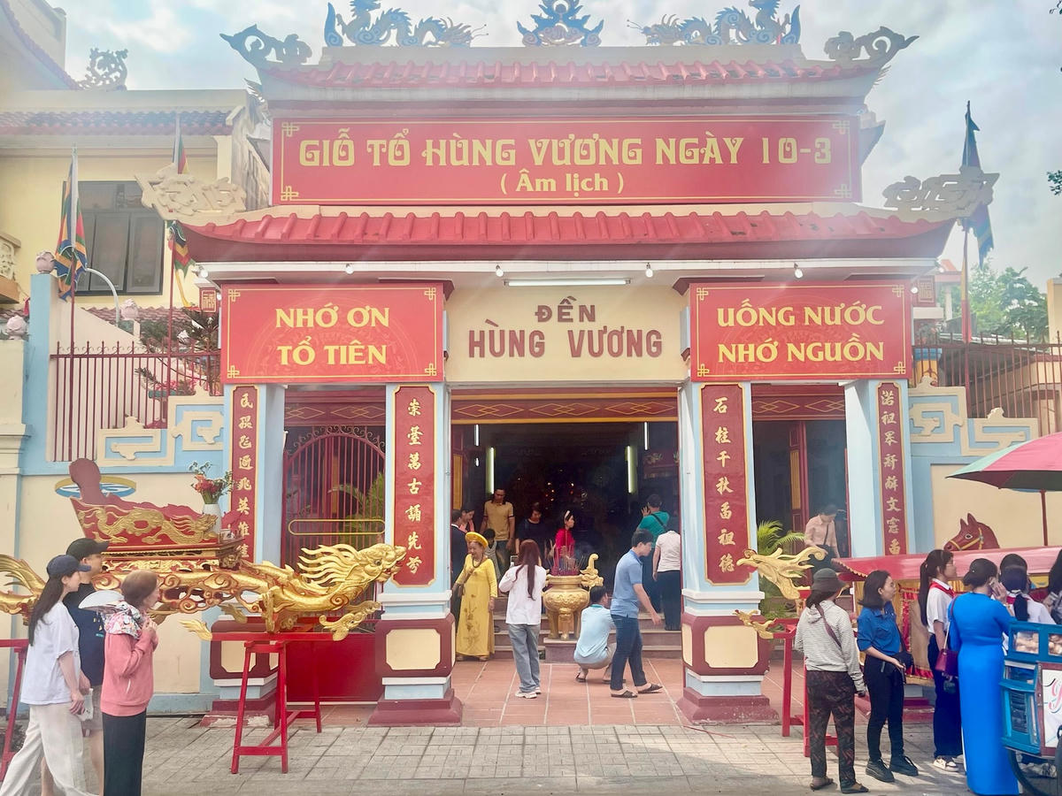Người dân Khánh Hòa Hòa đến Di tích đền Hùng Vương TP Nha Trang. (ảnh Thùy Trang)ư