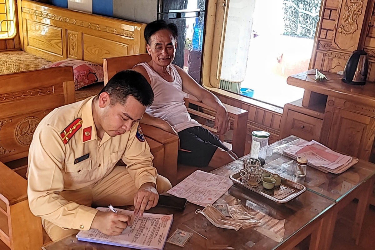 Lực lượng chức năng lập biên bản một tàu chở hàng hóa quá mớn nước an toàn.