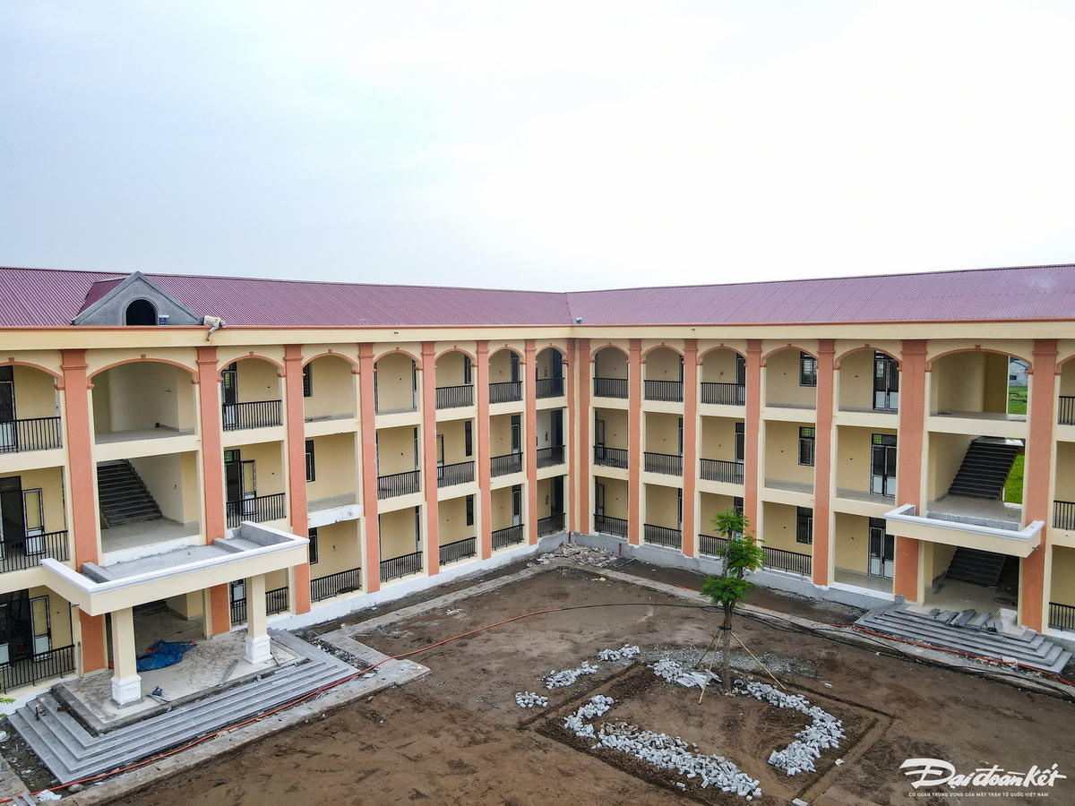 Ông Vũ Văn Biểng, Chỉ huy công trường cho biết: Đơn vị thi công đã huy động gần 100 kỹ sư, công nhân thi công liên tục bất kể nắng mưa. Thời điểm lắp đặt thiết bị trong nhà, công nhân thi công cả ban đêm để đáp ứng tiến độ của dự án. Ảnh: Đình Minh