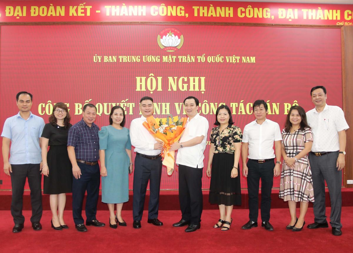 Lãnh đạo các ban, đơn vị UBTƯ MTTQ Việt Nam tặng hoa chúc mừng nhà báo Trần Bảo Trung.
