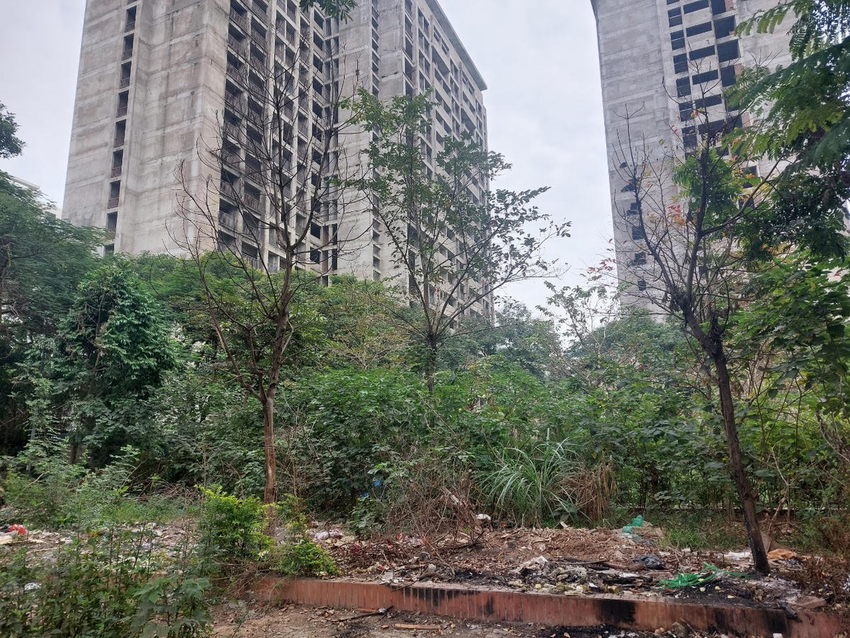 KTX này được thiết kế mỗi phòng có diện tích khoảng 38 m2 chưa kể nhà vệ sinh, phòng tắm và hành lang phơi đồ. Mỗi phòng được trang bị 4 giường, mỗi giường 2 tầng cho 8 người ở. Ngoài ra còn có 3 tủ để quần áo, hệ thống đèn điện, bình nóng lạnh đầy đủ. Giá cả và tiện nghi hơn hẳn những khu trọ trong trung tâm nhưng vẫn không thu hút được sinh viên. Theo một số sinh viên đang ở tại đây, nguyên nhân là vì khu nhà không gần với đường giao thông, việc bố trí và ăn ở tại đây cũng có nhiều bất tiện, phương tiện công cộng không thuận lợi.