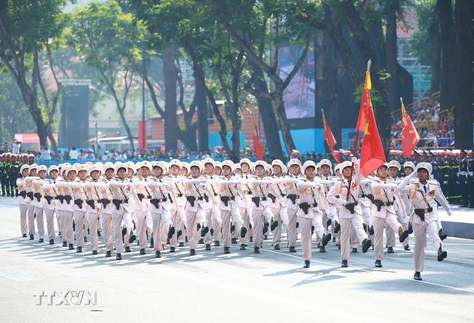 Khối nam Sỹ quan Công an Thành phố Hồ Chí Minh diễu qua Lễ đài. (Ảnh: TTXVN)