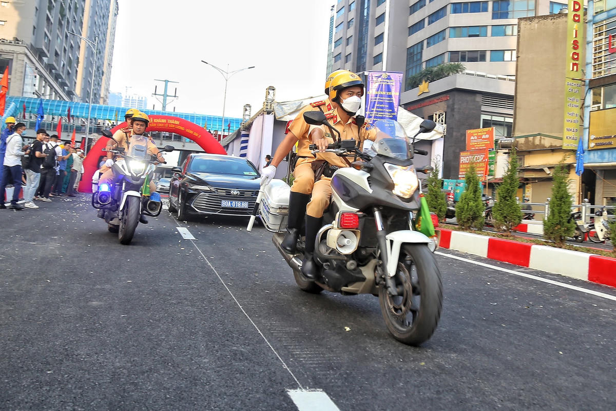 Hầm chui Lê Văn Lương - Vành đai 3 chính thức thông xe