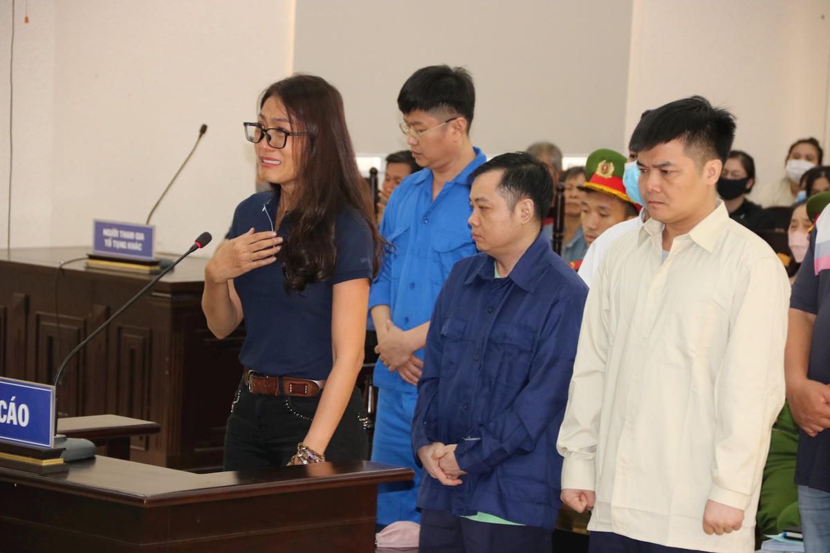 2.Bị cáo Hồng bật khóc nức nở cho rằng mình bị oan. (Ảnh Q.Định).