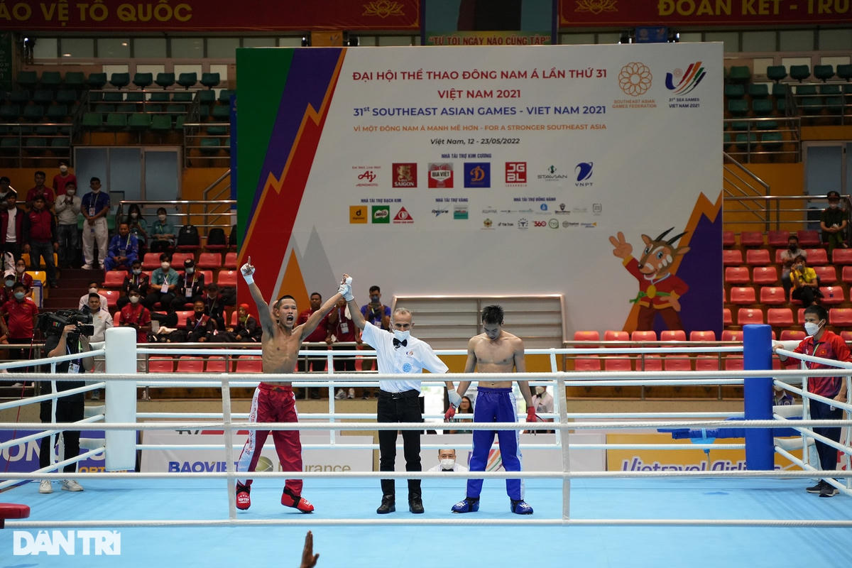Kịch tính võ sĩ kickboxing Việt Nam đấm bay mũ đối thủ tại SEA Games 31