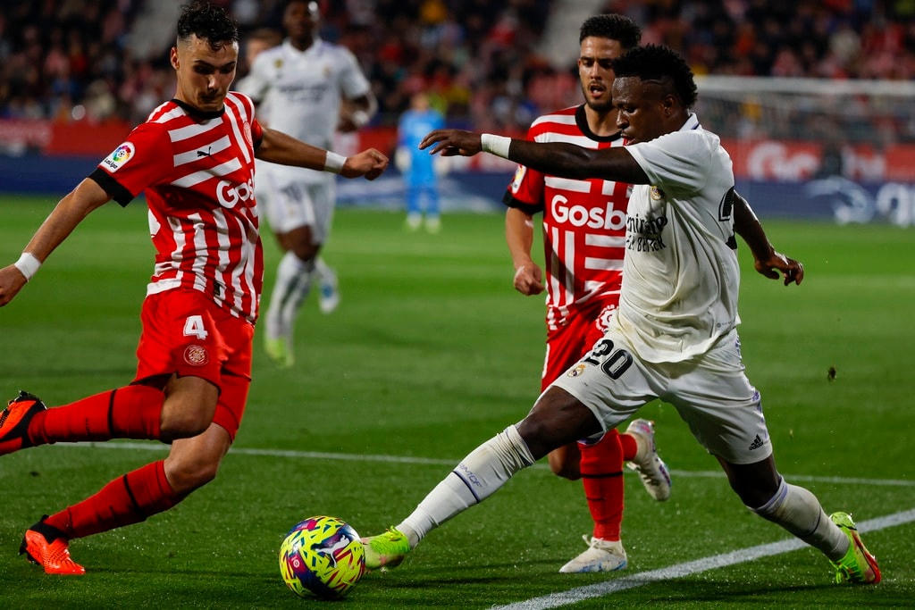 Real Madrid mắc quá nhiều sai lầm trong phòng ngự (Ảnh: AP).