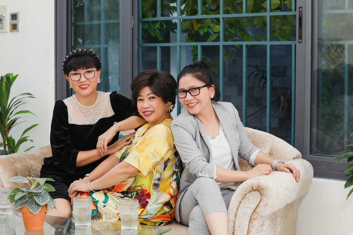 Tình bạn khắng khít của các nghệ sĩ cũng được thể hiện rõ rệt thông qua kênh Youtube chung mang tên “Ngũ Long du ký”.