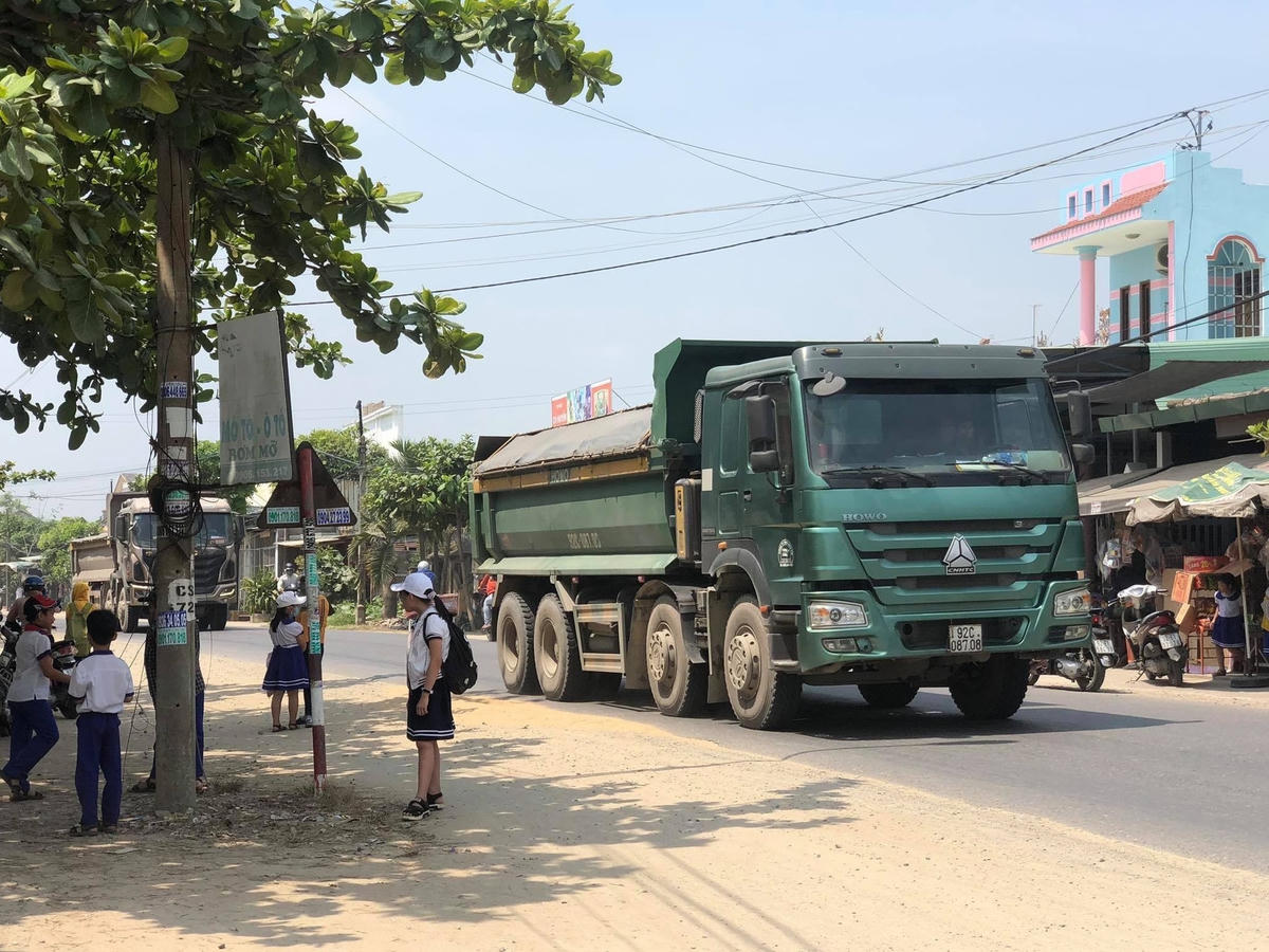 Trước khi xuất bến những xe chở cát được giám sát qua camera và trạm cân.