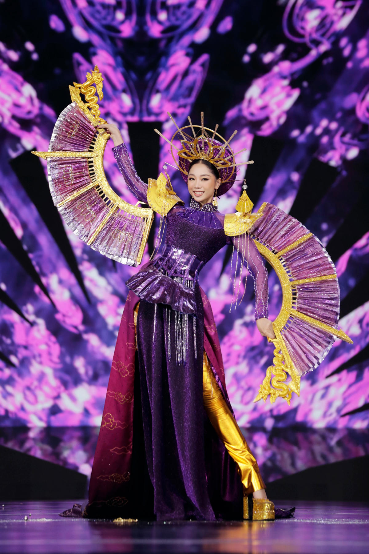60 bộ cánh lộng lẫy từ các nhà thiết kế trẻ được top 50 thí sinh Miss Grand Vietnam 2022 và dàn Hoa hậu, Á hậu trình diễn trong đêm thi trình diễn Trang phục Văn hóa Dân tộc (National Costume) của cuộc thi Miss Grand Vietnam 2022 diễn ra tối 23/9. 