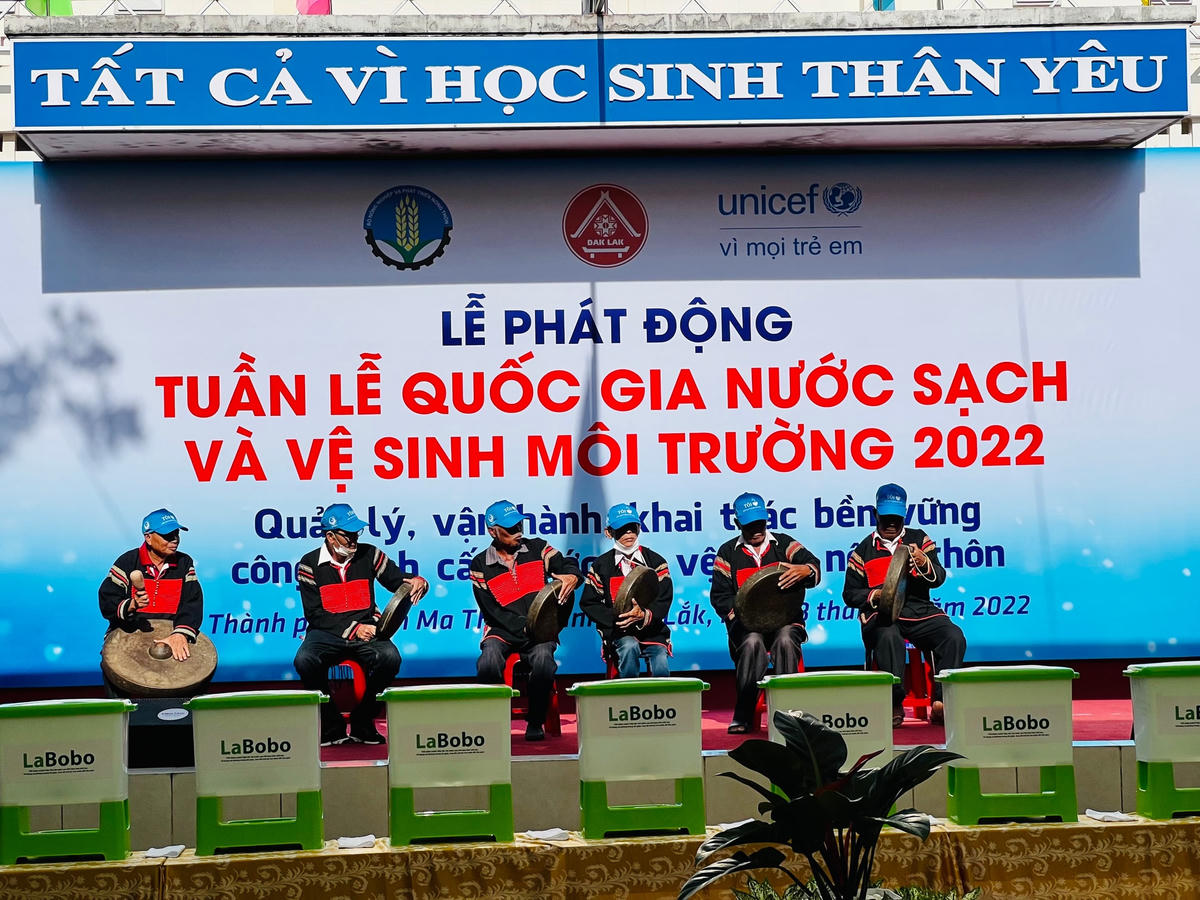 Đắk tổ tổ chức diễn cồng chiêng đón khách.