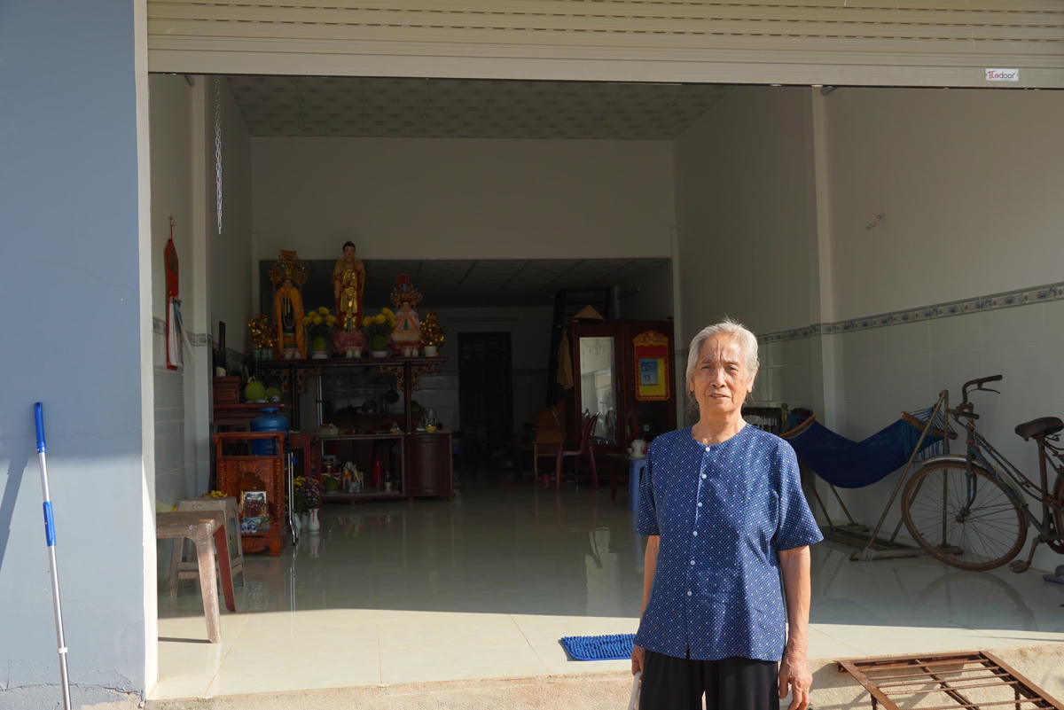 Bà Đỗ Thị Bé năm nay đã 78 tuổi trăn trở vì đã bốc được lô đất tái định cư nhưng cơ quan chức năng chưa tiến hành cắm mốc nên bà không thể xây dựng được buộc phải đi thuê trọ để ở. Ảnh: Mạnh Thìn.
