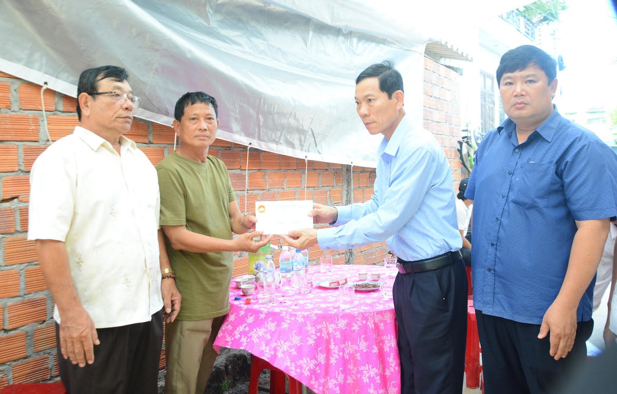 Lãnh đạo Ủy ban MTTQ Việt Nam tỉnh Quảng Ngãi hỗ trợ gia đình ngư dân trên tàu cá QNg 91426 TS gặp nạn.