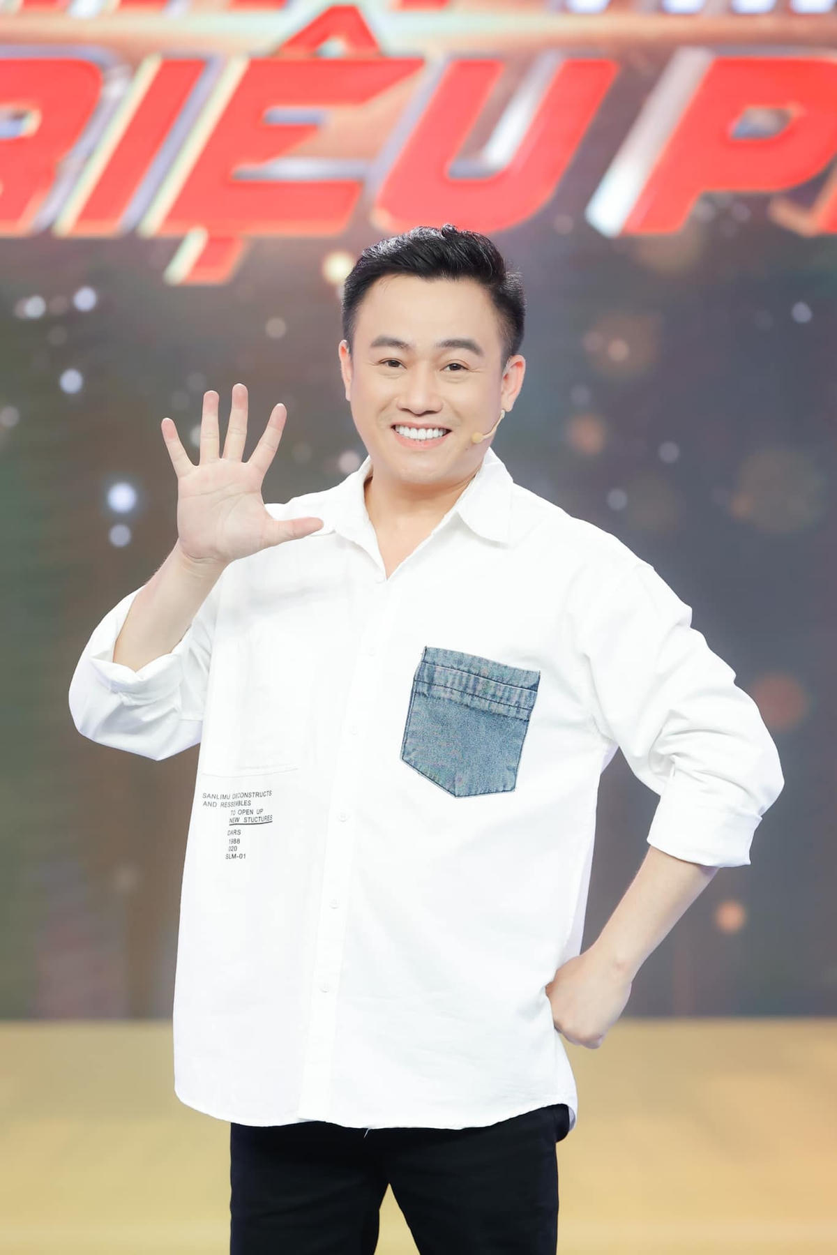Dù có năng khiếu diễn xuất song Hữu Tín từng tiết lộ, anh gặp khá nhiều trắc trở trên con đường theo đuổi nghệ thuật. Bố Hữu Tín từng giận và từ mặt anh vì anh không đi thi đại học rồi du học như các anh chị khác.