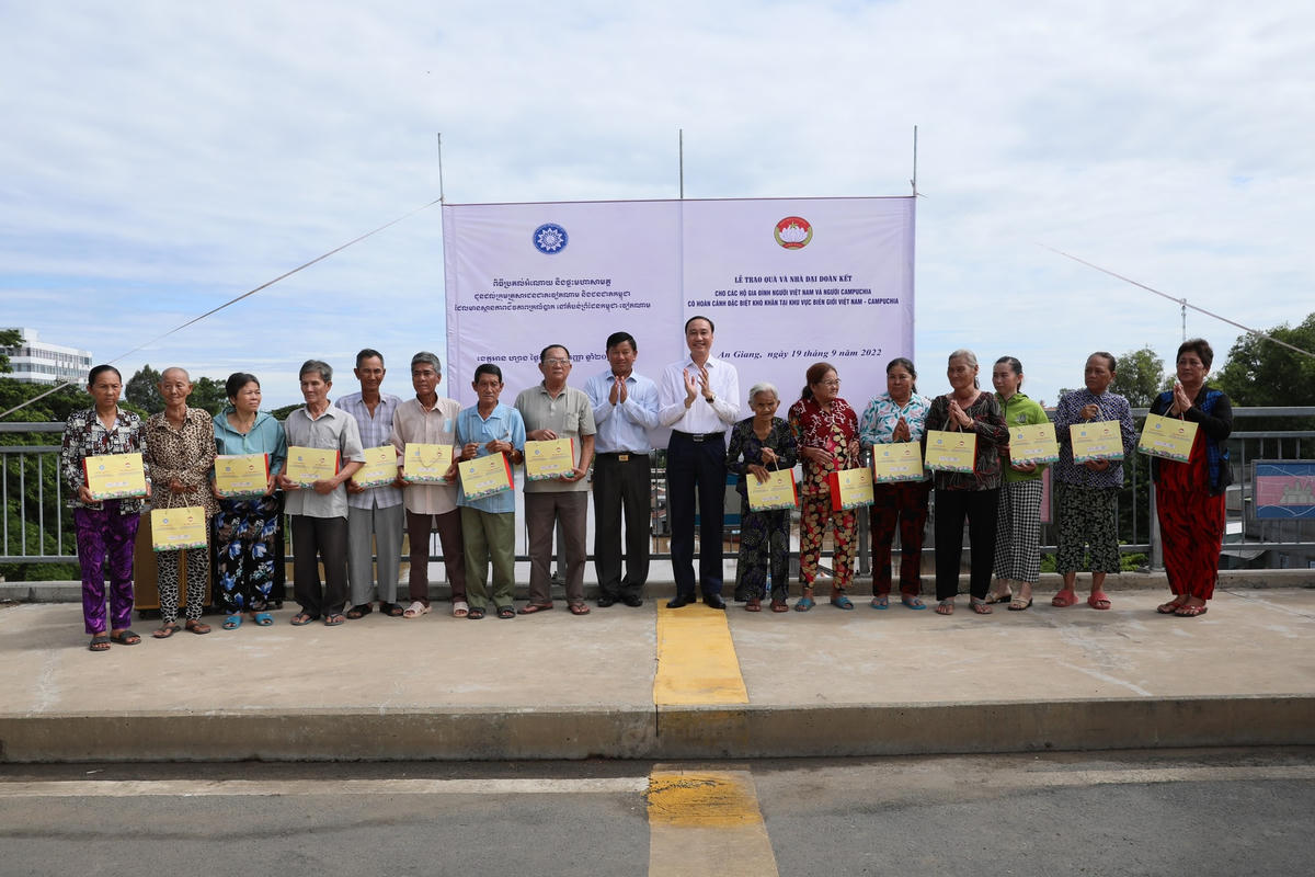 [ẢNH] Những phần quà gắn kết tình hữu nghị bền chặt giữa Mặt trận hai nước Việt Nam - Campuchia