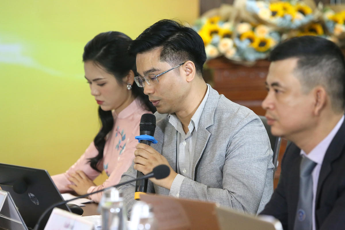 Nhà báo Công Khanh đặt câu hỏi cho các khách mời. Ảnh: Lê Khánh.  