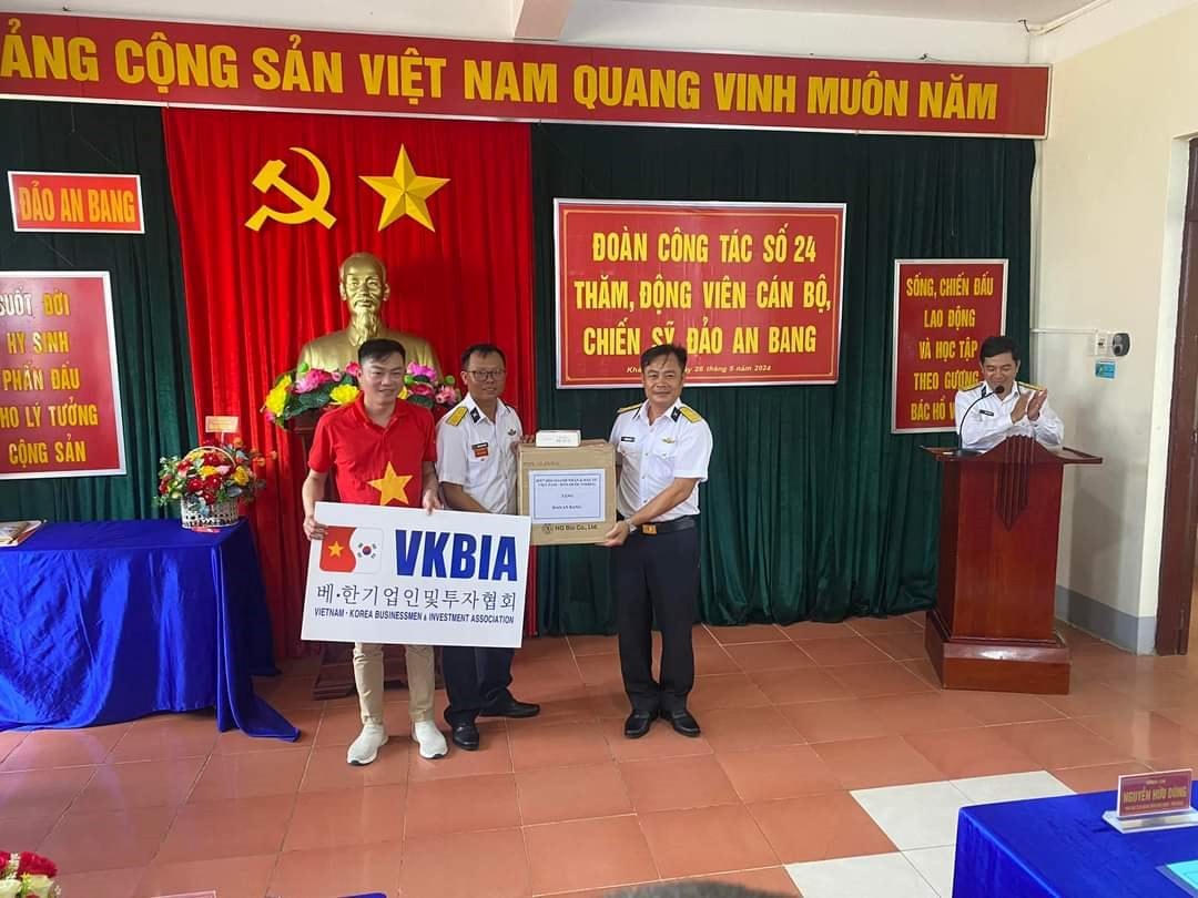 Đoàn công tác VKBIA trao quà cho cán bộ chiến sĩ đạo An Bang