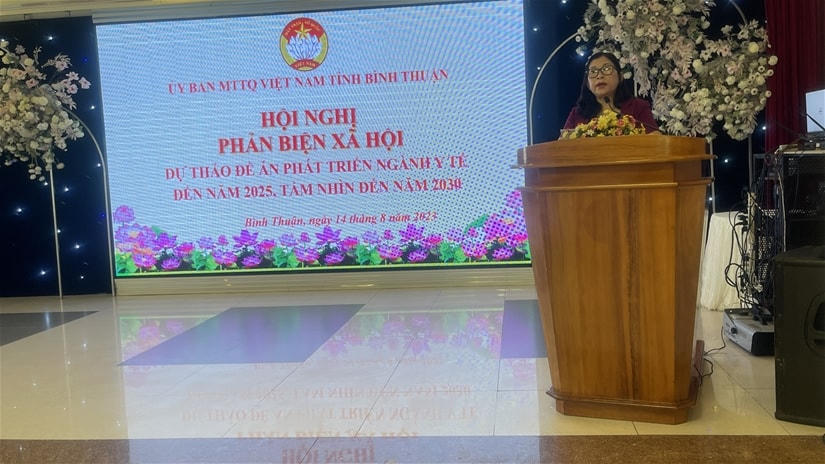 Bà Bố Thị Xuân Linh, Chủ tịch Ủy ban MTTQ Việt Nam tỉnh Bình Thuận phát biểu tại hội nghị.