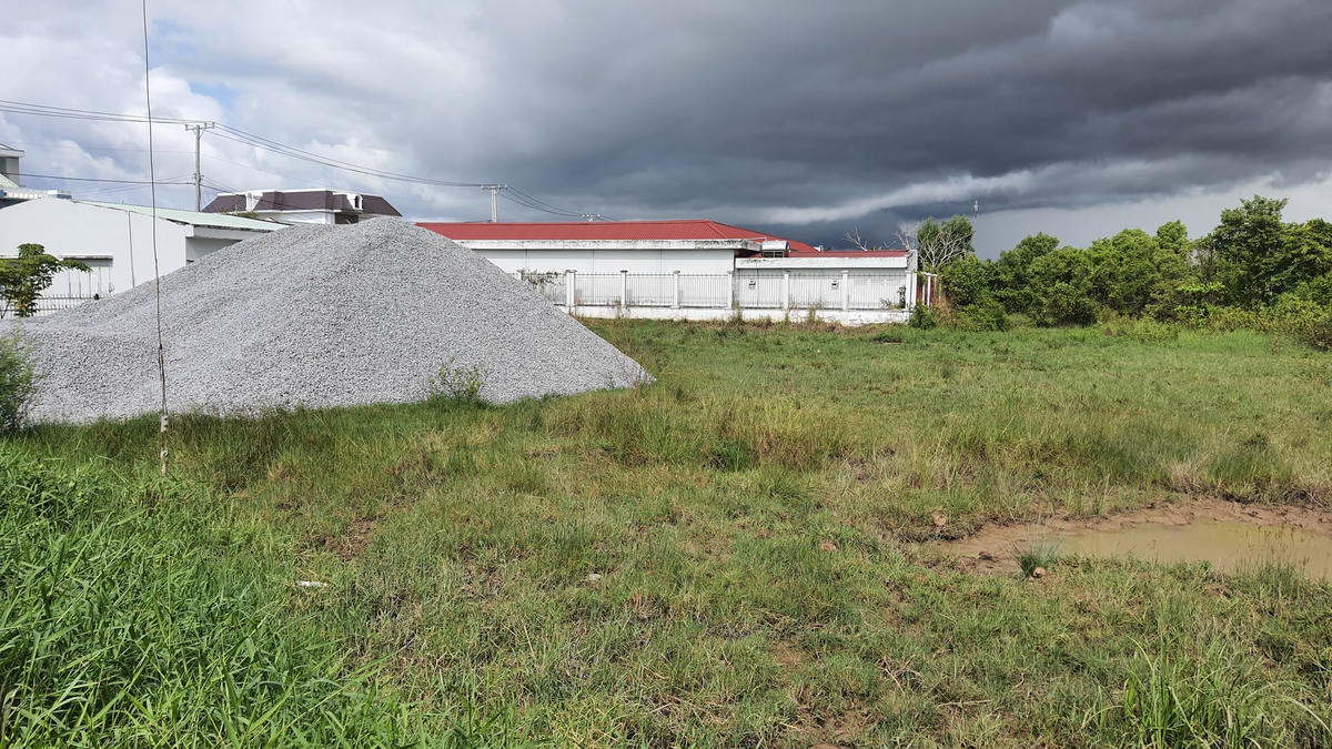 Hàng trăm ngôi mộ được người dân di dời khẩn cấp nhường đất làm dự án, nhưng dự án không triển khai.