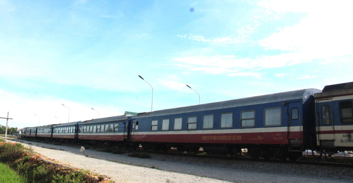 Một đoàn tàu hỏa chạy ngang qua nhà ga Tam Thành.