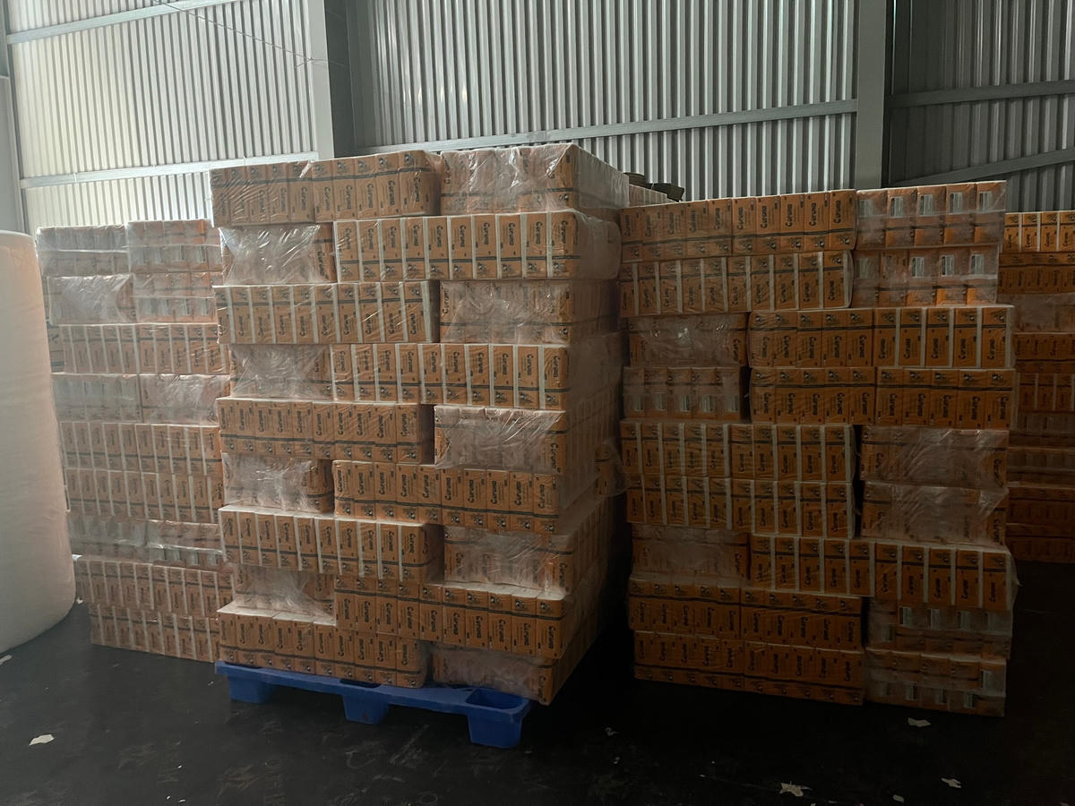 Lực lượng QLTT đã thu giữ trên 2.700 gói giấy giả mạo nhãn hiệu tại Cơ sở Giấy Tuấn Hoa. Ảnh: Tổng cục QLTT.