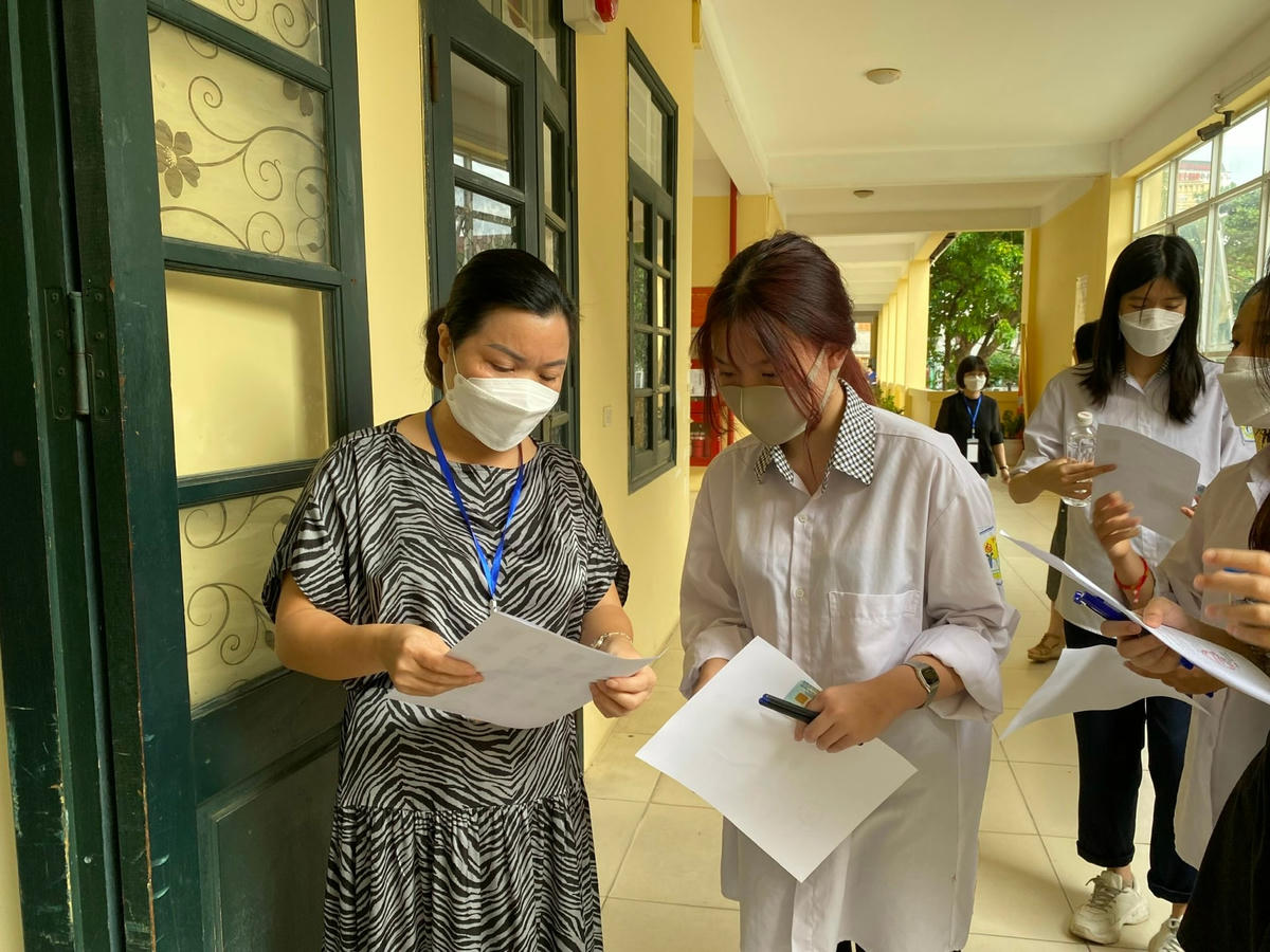 Cán bộ coi thi kiểm tra thông tin thí sinh trước khi vào phòng thi tốt nghiệp THPT năm 2022.