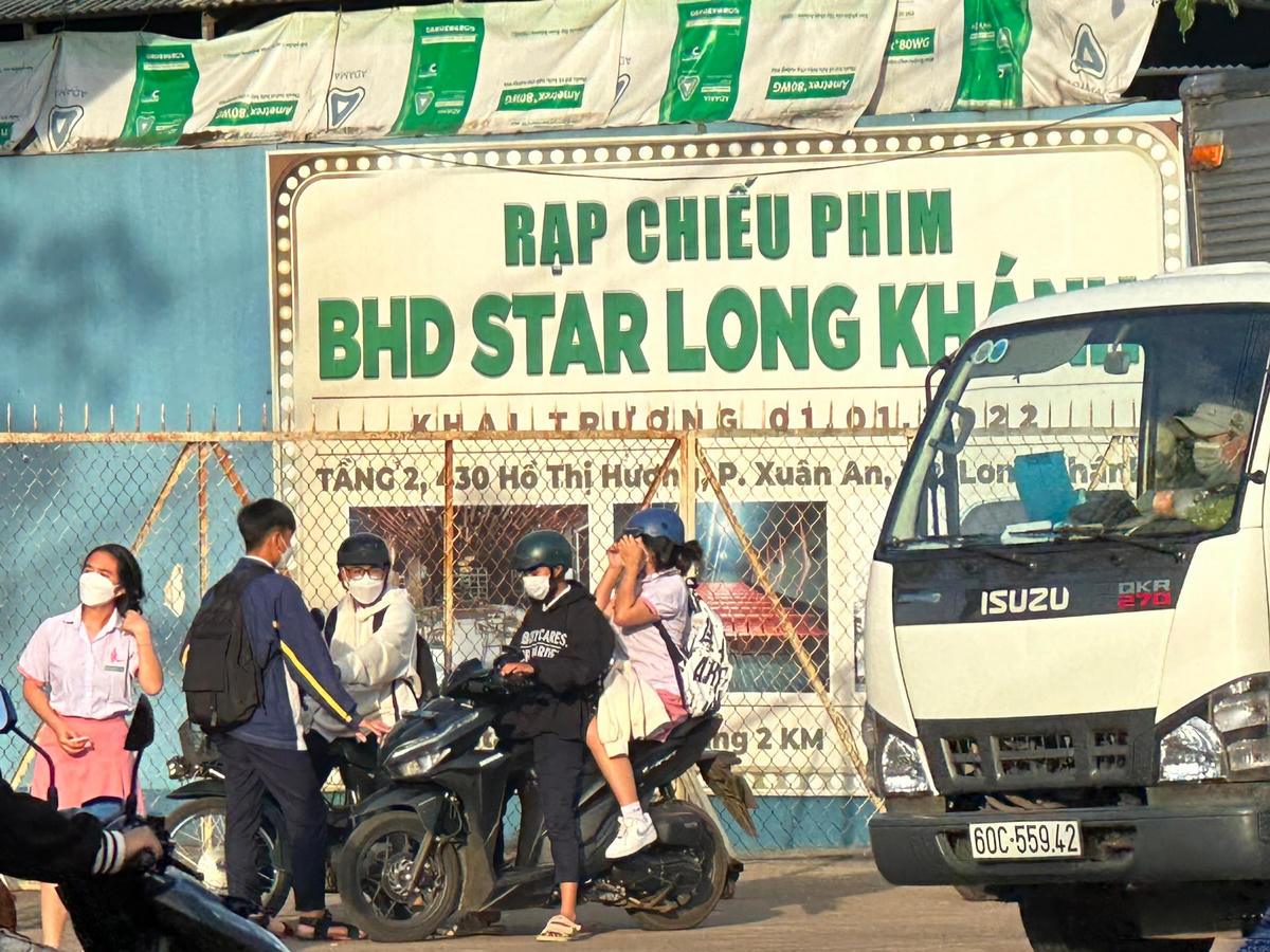 Vẫn còn hiện tượng học sinh đi xe máy đến trường. Ảnh: Mạnh Thìn.