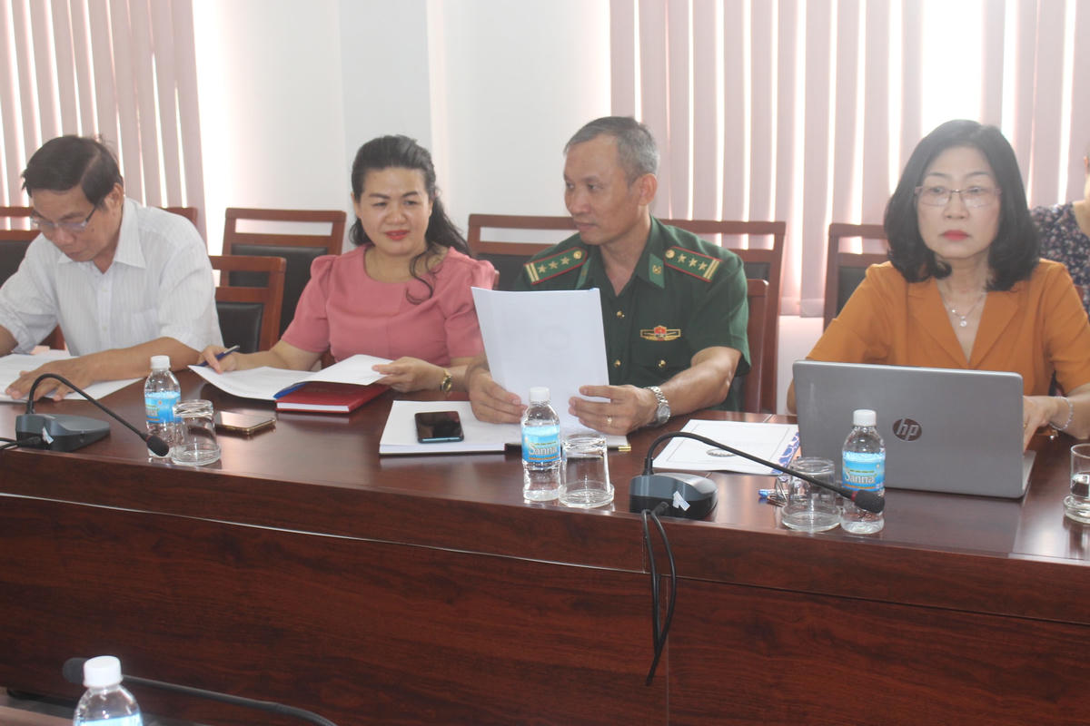 Các đại biểu tham luận tại hội nghị.