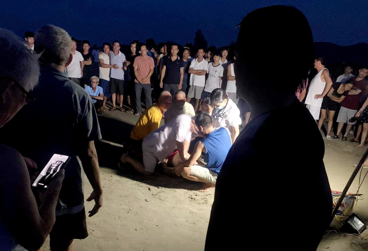 Lực lượng y tế xã có mặt tiến hành sơ cứu ông T. nhưng bất thành.