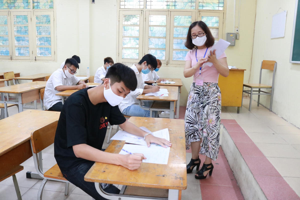 Cán bộ coi thi phổ biến quy chế thi tốt nghiệp THPT.
