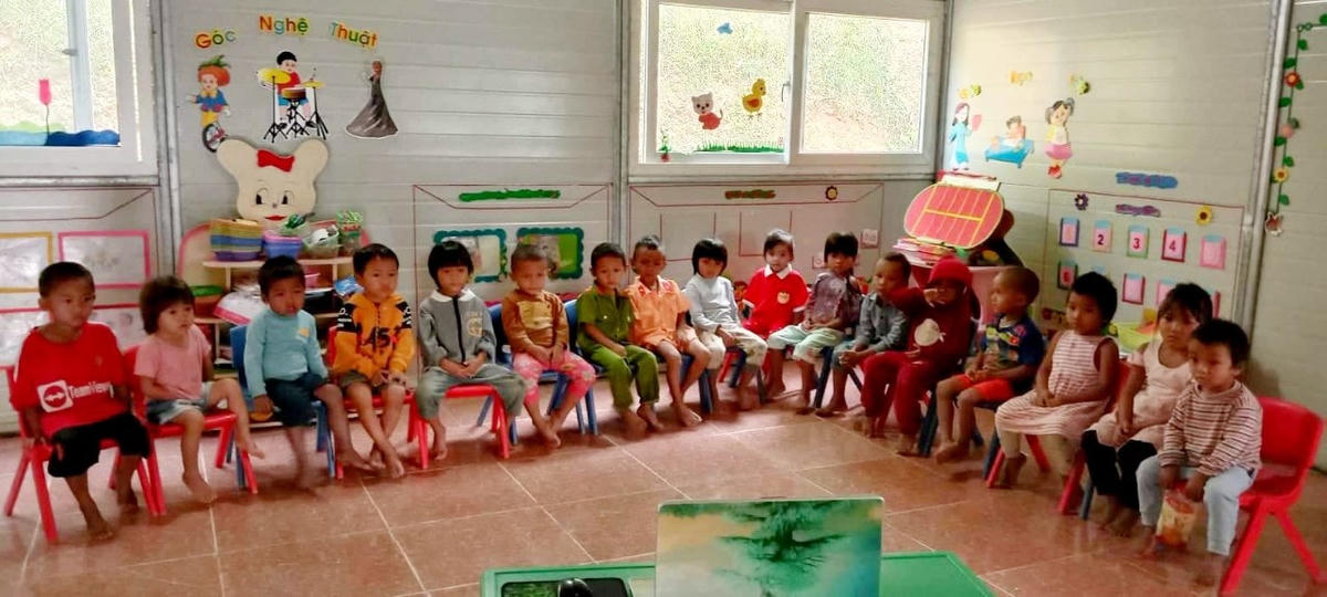 Học sinh mần non tại điểm trường lẻ Huồi Hốc, điểm xa nhấtcủa xã Bảo Nam, Kỳ Sơn (Nghệ An).